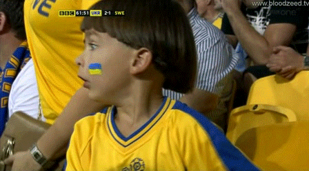 Маленький мальчик празднует гол Украины. Украина 2:1 Швеция